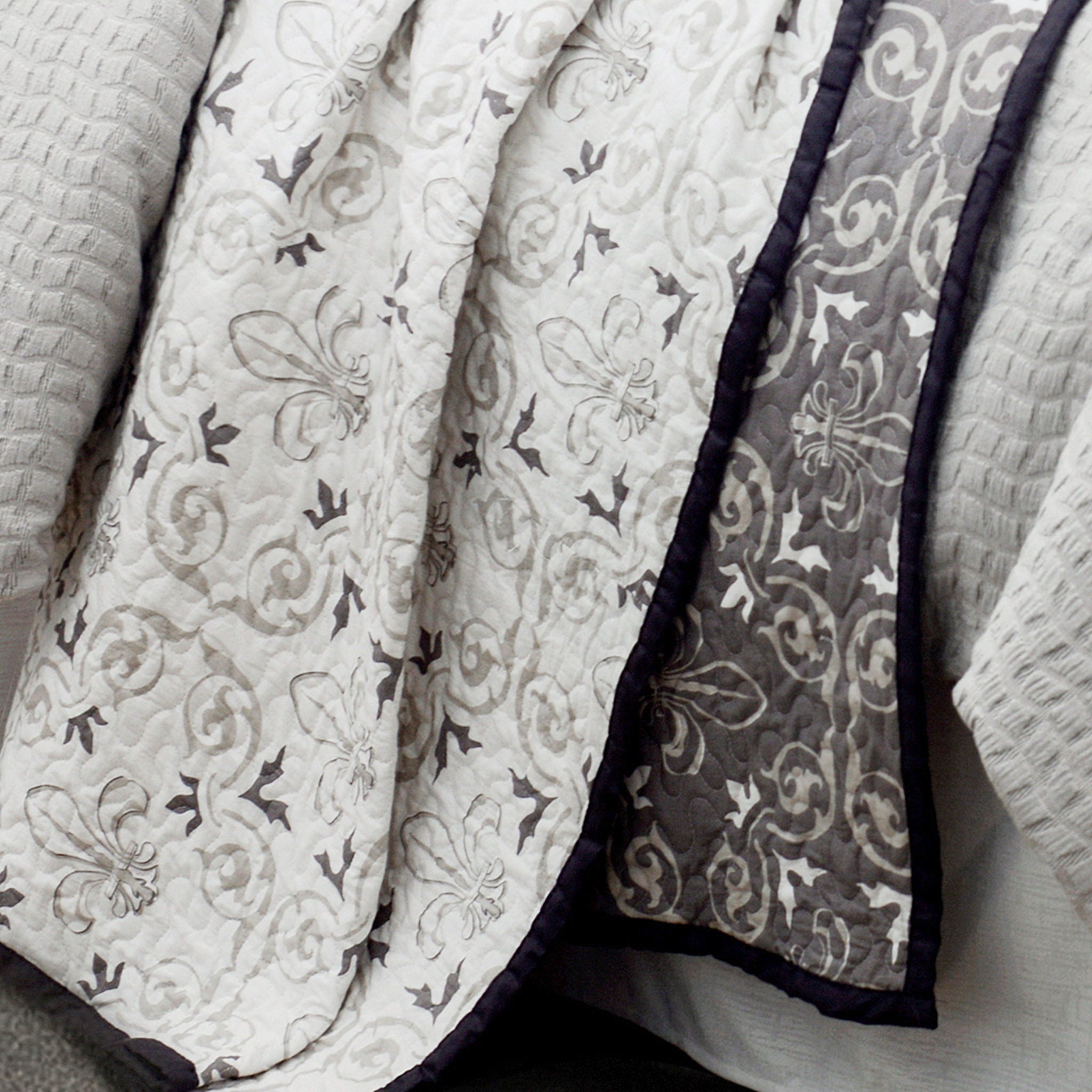Fleur De Lis - Twin Reversible Quilt Set (Set of 2) - Gray / White