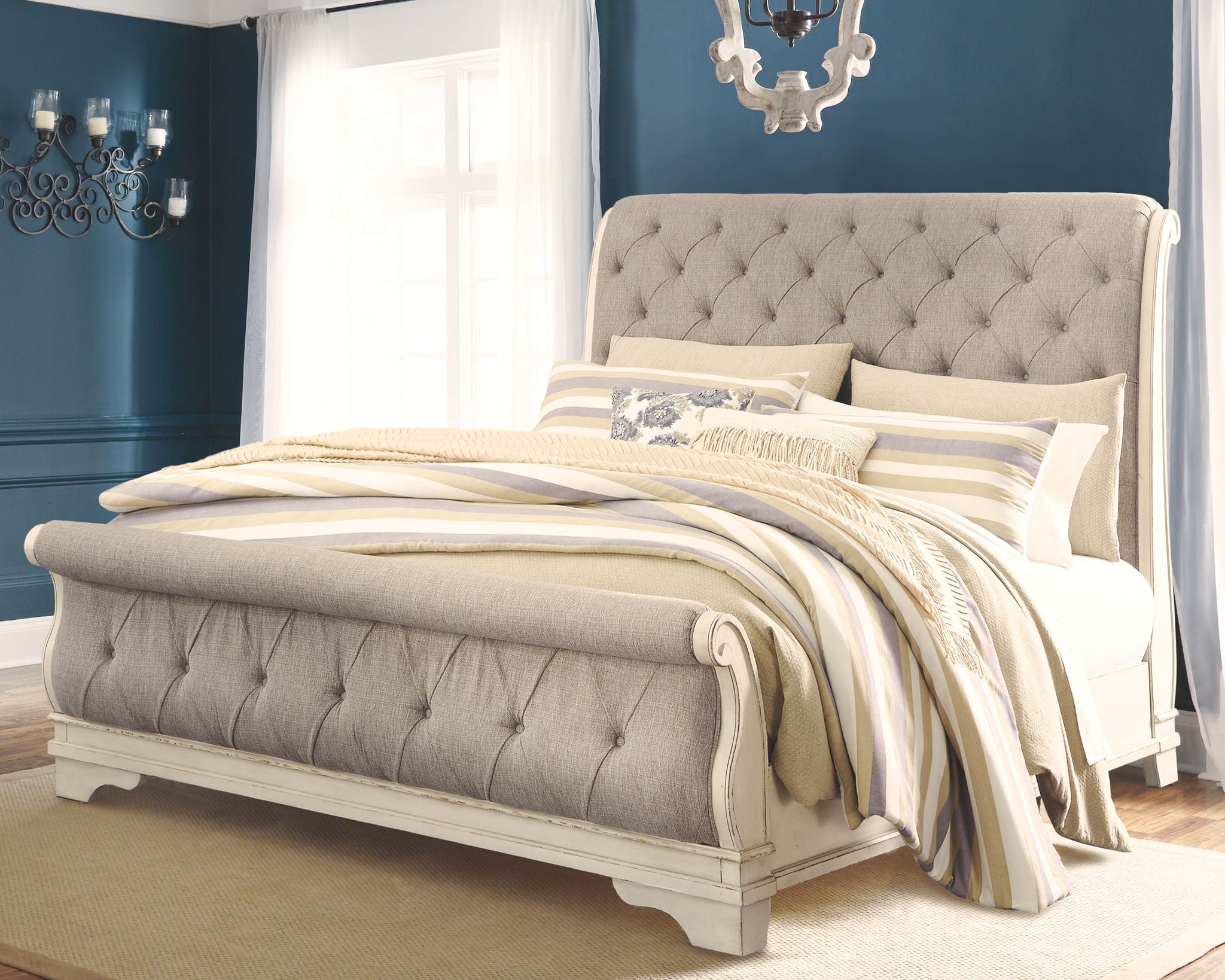 Realyn - Upholstered Sleigh Bed - Thumbnail 2