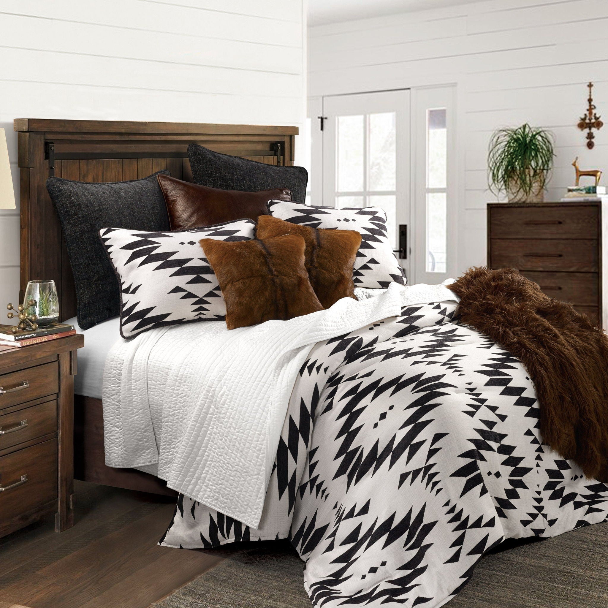 Amelia - King Aztec Comforter Set (Set of 3) - Black / White