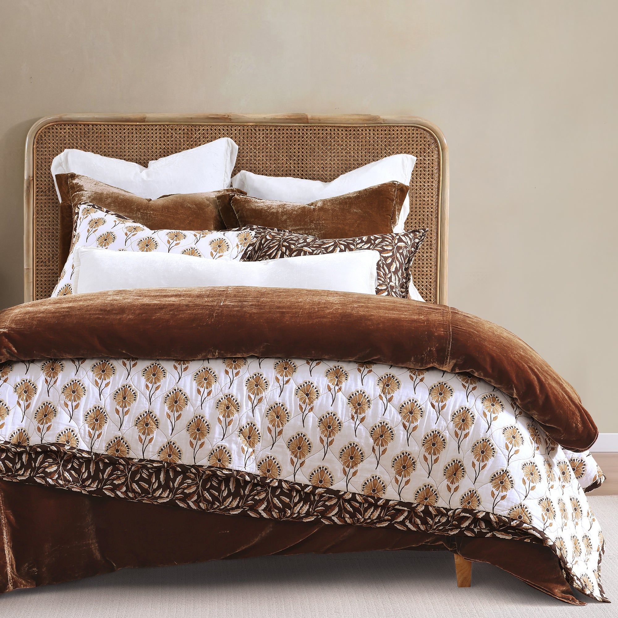 Woodstock - Full/Queen Reversible Quilt Set (Set of 3) - White / Tan