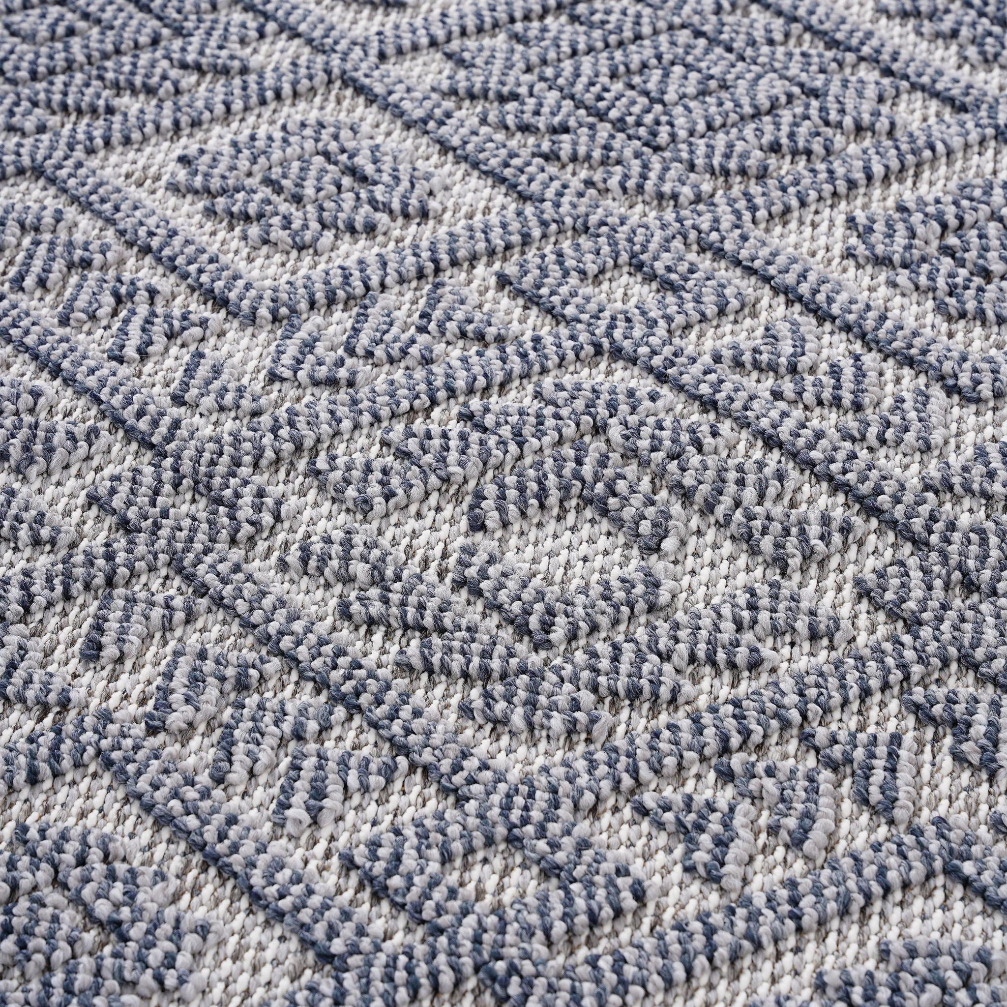 Guros - Trendy Traditional Indoor / Outdoor Rug