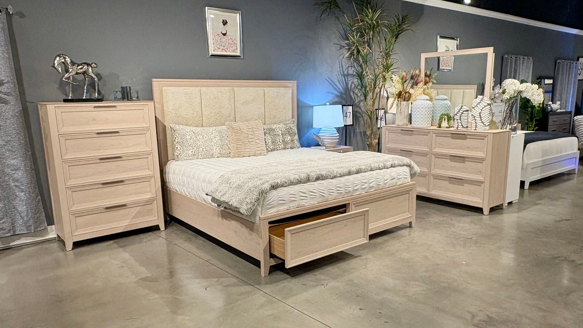 Mariah - 5 Piece King Bedroom Set (Bed, Dresser & Mirror, Nightstand, Chest) - Dark Brown